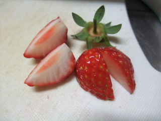 収穫した苺を4等分