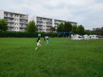 多摩川住宅 二号棟の公園を駆ける子供たち